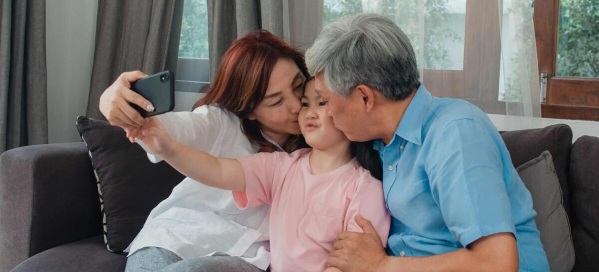 Athene performance elite 7 review featured image of asian grandparents taking selfie with grandaughter